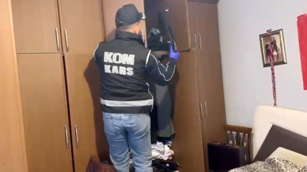 Kars&rsquo;ta r&uuml;şvet ve ka&ccedil;ak&ccedil;ılık operasyonu: Biri aktif polis 7 kişi tutuklandı
