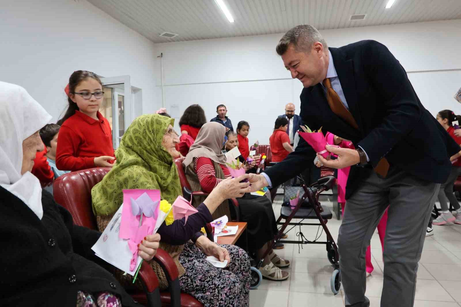 Huzurevinde anneler g&uuml;n&uuml;ne &ouml;zel anlamlı buluşma
