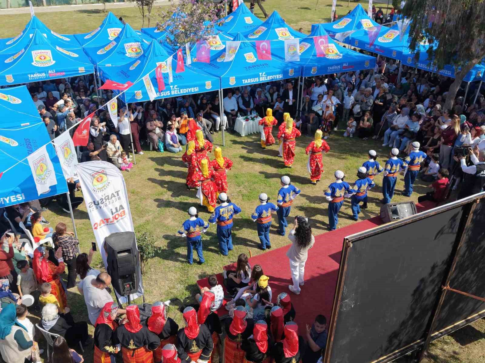Tarsus&rsquo;ta Anneler G&uuml;n&uuml; coşkusu: Anneler ve &ccedil;ocuklar aynı sahnedeydi
