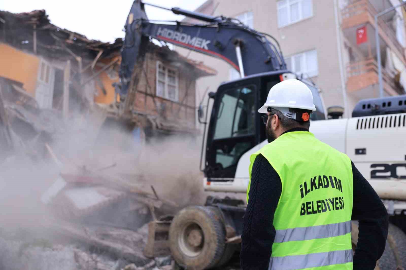 Tehlike oluşturan ve su&ccedil; yuvasına d&ouml;nen metruk binalar yıkılıyor

