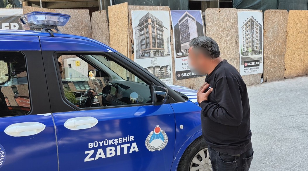 Zabıtanın m&uuml;dahale ettiği seyyar satıcı basını da g&ouml;r&uuml;nce şok oldu: "Sen kimsin?"
