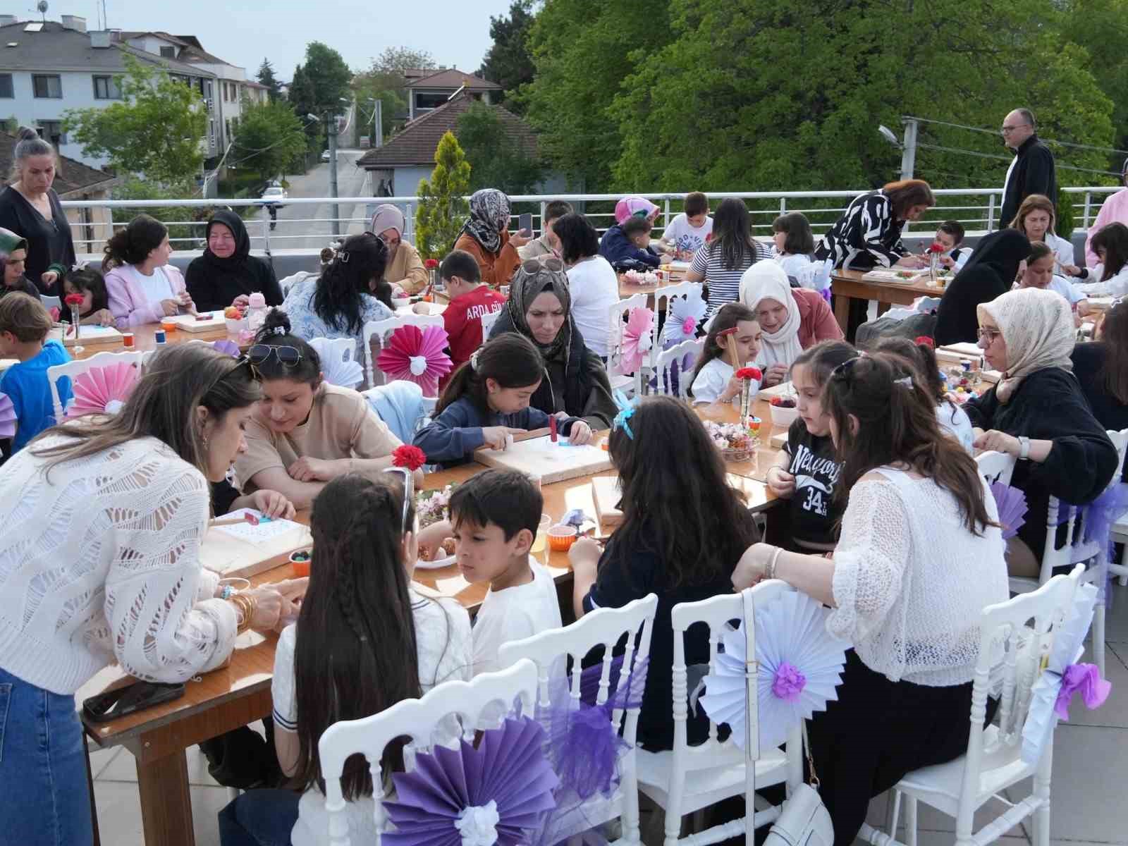&Ccedil;ocuk &Uuml;niversitesi&rsquo;nde anneler g&uuml;n&uuml; coşkusu
