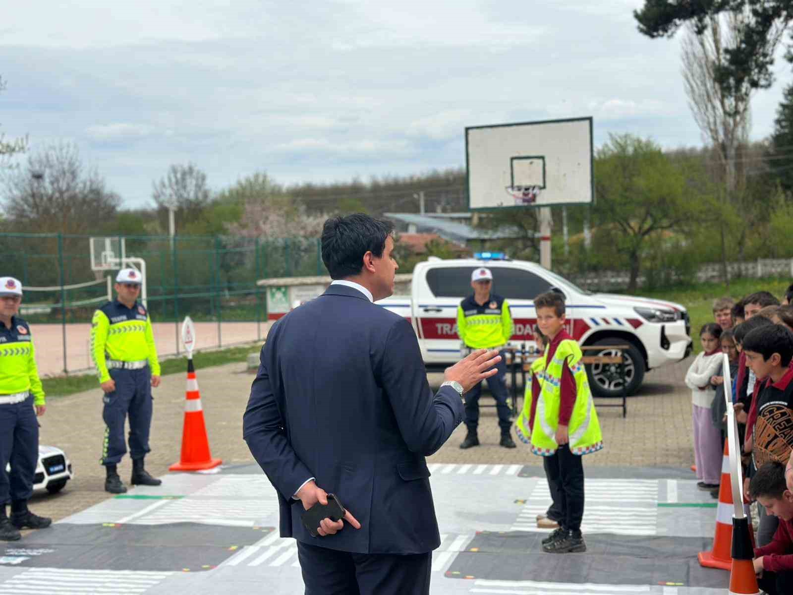 Kaymakam Kara&rsquo;dan miniklere hayat kurtaran uyarı

