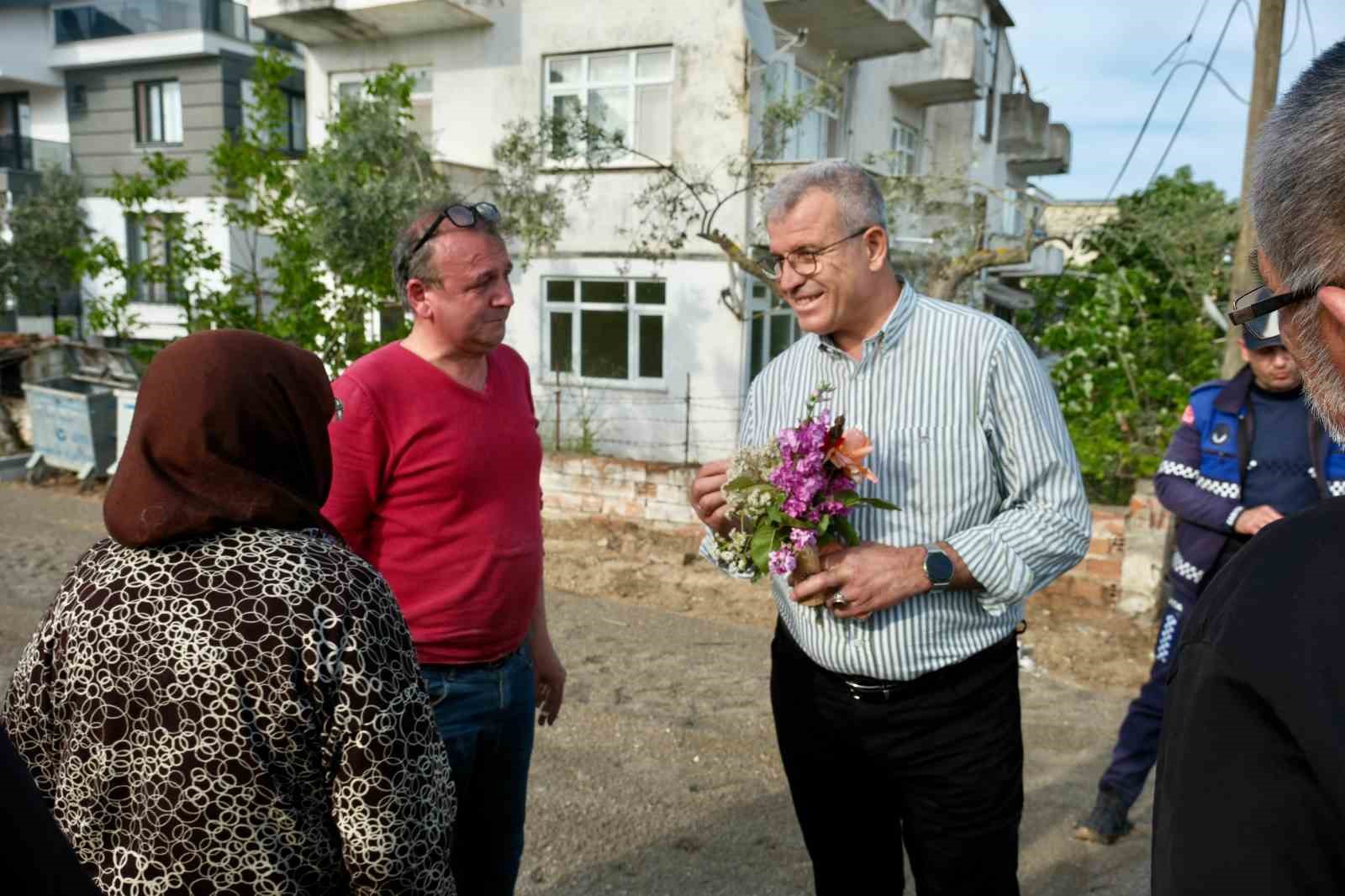 Vatandaşlar Başkan Elbi&rsquo;yi, &ccedil;i&ccedil;eklerle karşıladı
