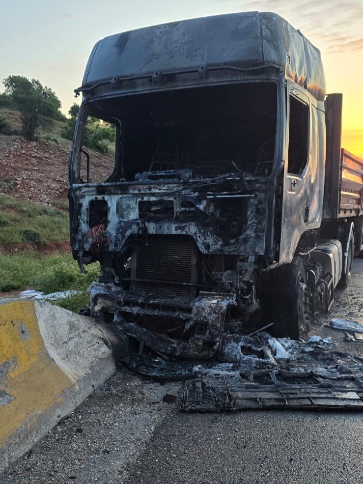 Seyir halindeki tır alevlere teslim oldu
