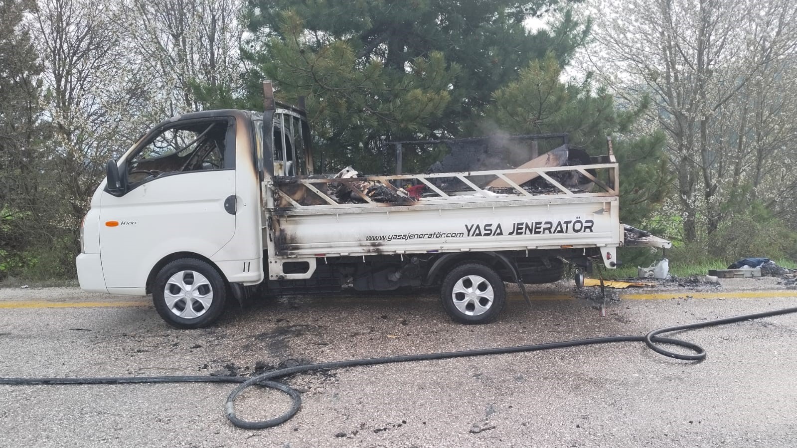 Kastamonu’da seyir halindeki kamyonet alev alev yandı