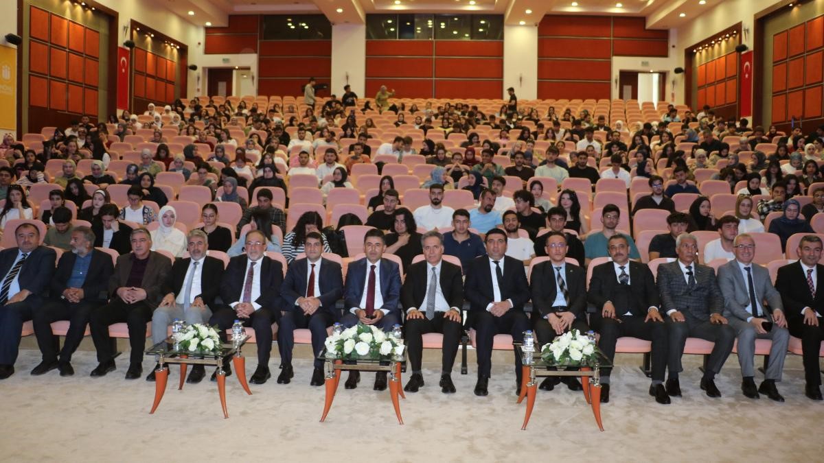 Ulaştırma ve Altyapı Bakan Yardımcısı Boyraz, &ouml;ğrencilerle buluştu
