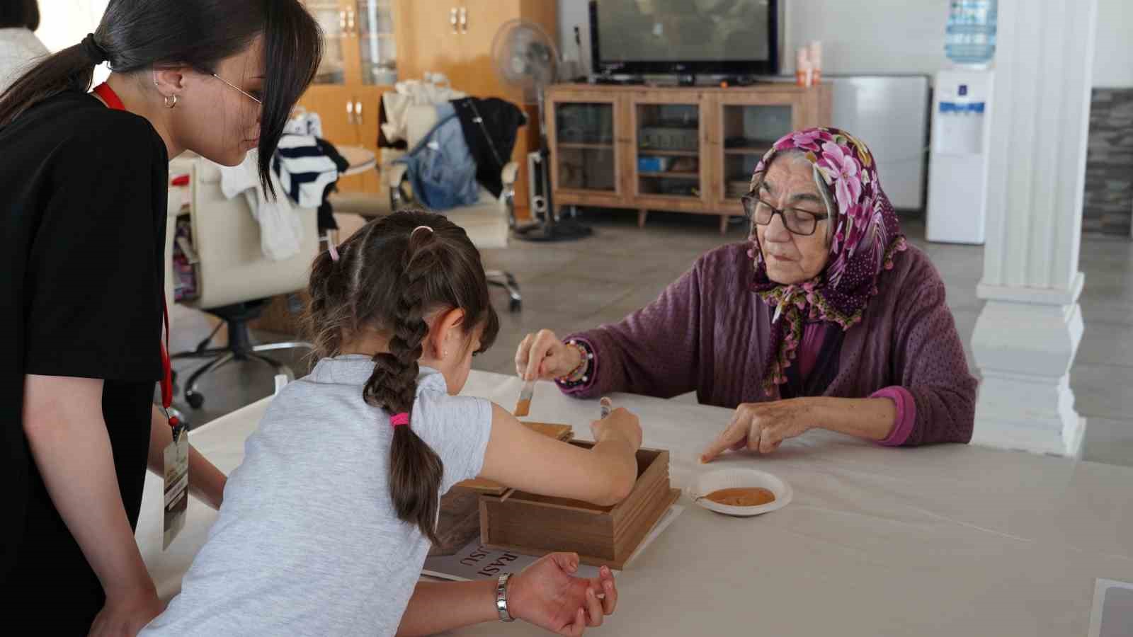 Huzurevi sakinleriyle gençler aynı masada buluştu