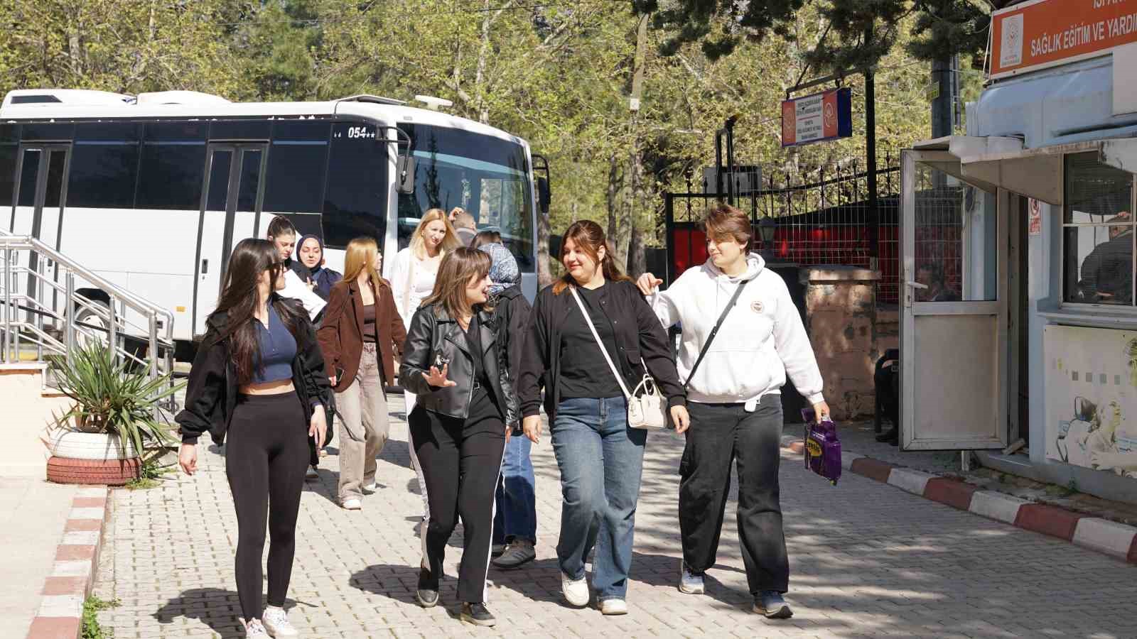 Huzurevi sakinleriyle gen&ccedil;ler aynı masada buluştu
