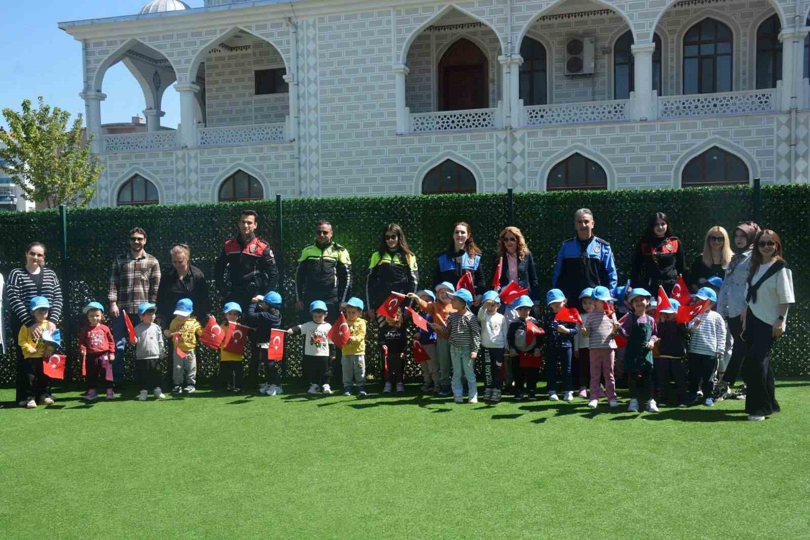 Bursa polisinden miniklere anlamlı ziyaret
