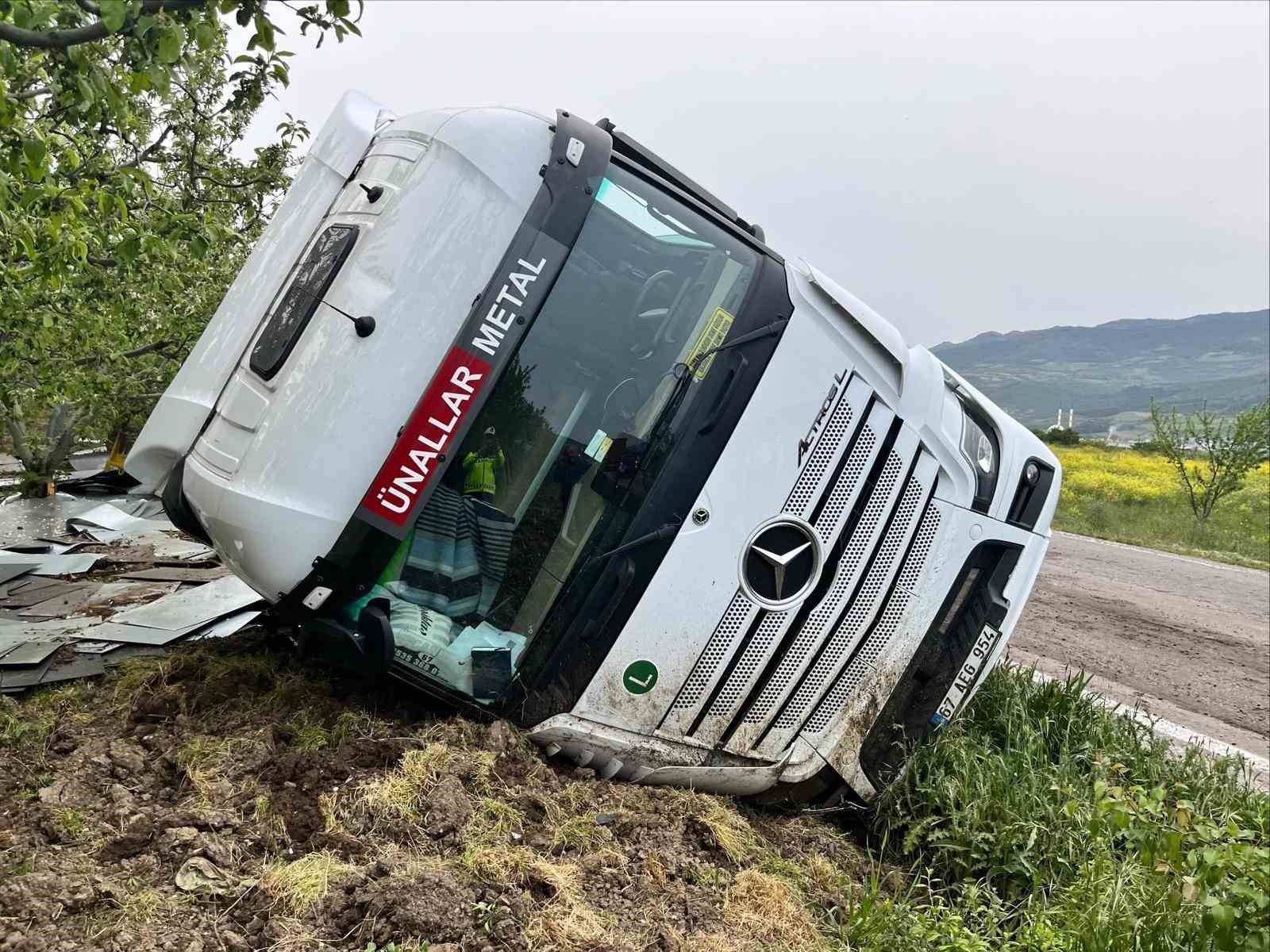Bilecik’te kontrolden çıkan tır devrildi