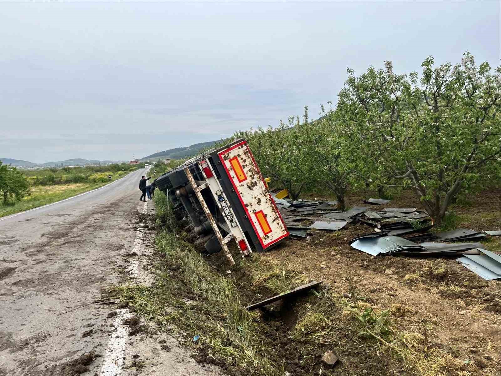 Bilecik&rsquo;te kontrolden &ccedil;ıkan tır devrildi
