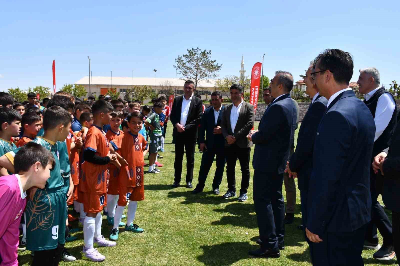 Karaman&rsquo;da kırsaldaki &ccedil;ocuklar yeşil sahada buluştu
