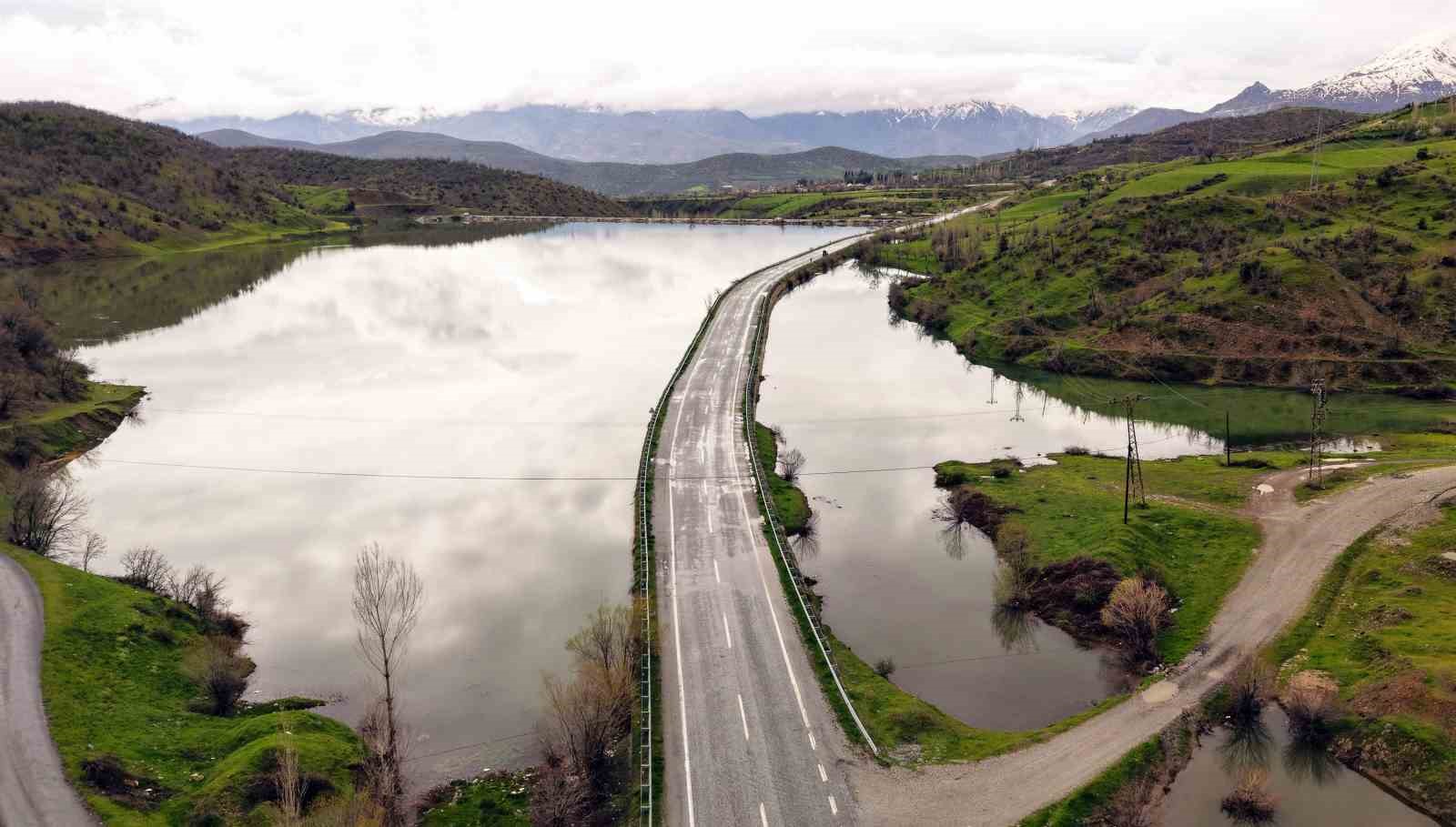 Hizan&rsquo;daki baraj g&ouml;l&uuml;n&uuml;n eşsiz manzarası havadan g&ouml;r&uuml;nt&uuml;lendi
