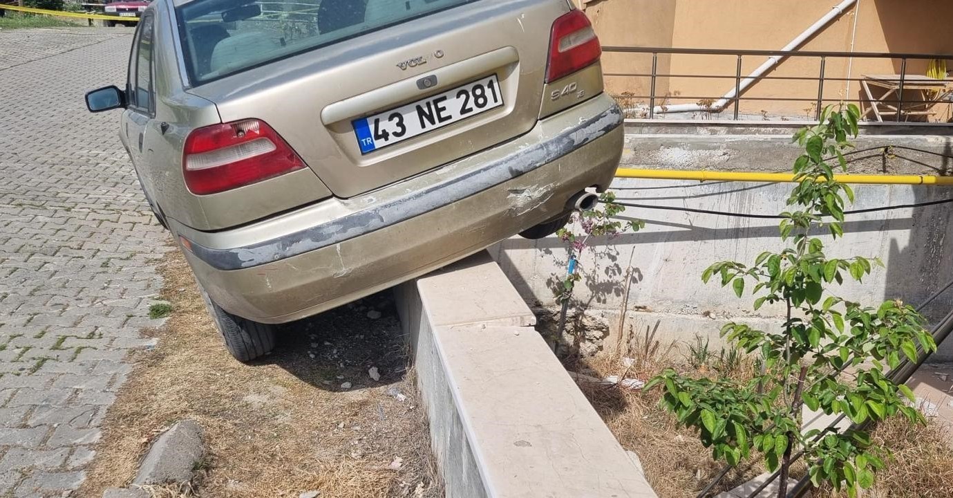 Freni boşalan ara&ccedil; doğal gaz borusunda askıda kaldı
