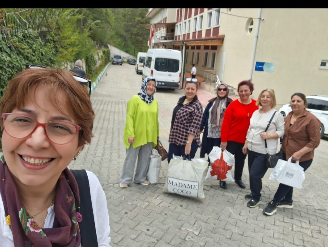 K&uuml;tahyalı kadınlar huzurevindeki yaşlılar i&ccedil;in lif &ouml;rd&uuml;
