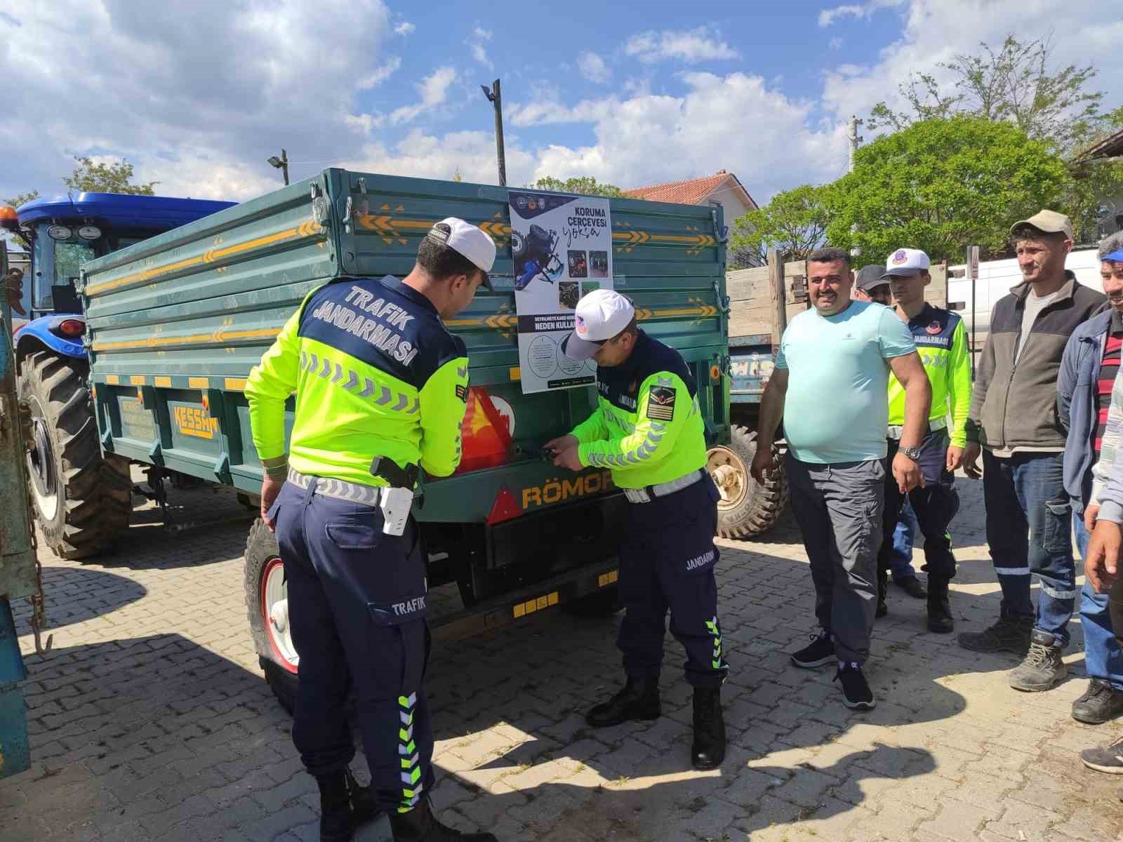 Gediz&rsquo;de Trafik Haftası kapsamında bilgilendirme faaliyeti d&uuml;zenlendi
