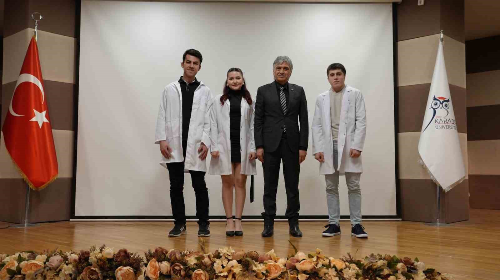 KB&Uuml;&rsquo;de kimya &ouml;ğrencileri i&ccedil;in &ouml;nl&uuml;k giyme t&ouml;reni d&uuml;zenlendi
