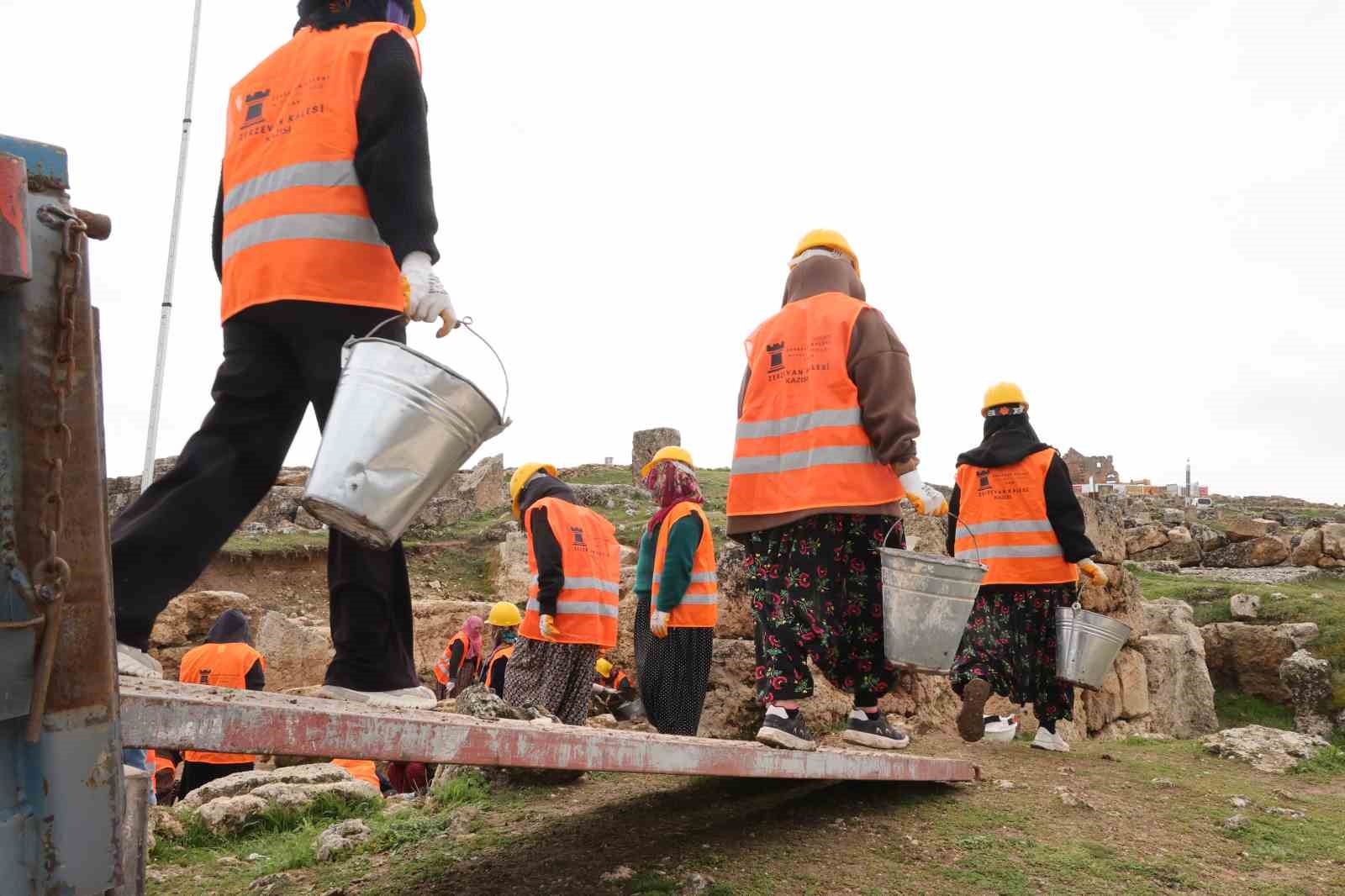 UNESCO D&uuml;nya Mirası Ge&ccedil;ici Listesi&rsquo;nde yer alan Zerzevan Kalesi&rsquo;nde restorasyon &ccedil;alışmaları devam ediyor
