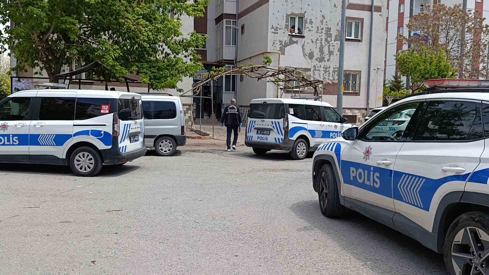 Evinde vurulmuş halde &ouml;l&uuml; bulundu
