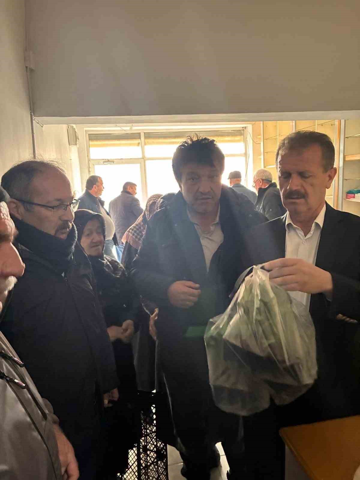 Ovacık Belediyesi&rsquo;nden &uuml;reticiye 5 bin 600 fide desteği
