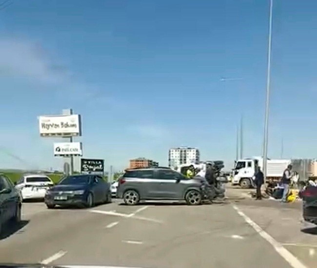Batman&rsquo;da minib&uuml;s ile otomobil &ccedil;arpıştı: 5 yaralı
