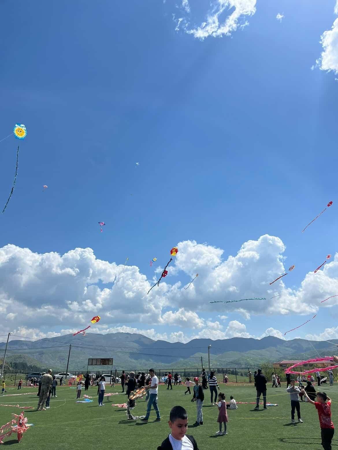 Siirt&rsquo;te &ouml;ğrenciler u&ccedil;urtma şenliğinde g&ouml;ky&uuml;z&uuml;n&uuml; renklendirdi
