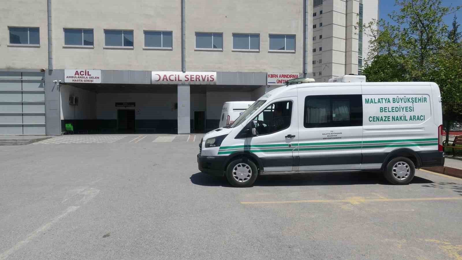 Konteynerden d&uuml;şt&uuml;, hastanede hayatını kaybetti
