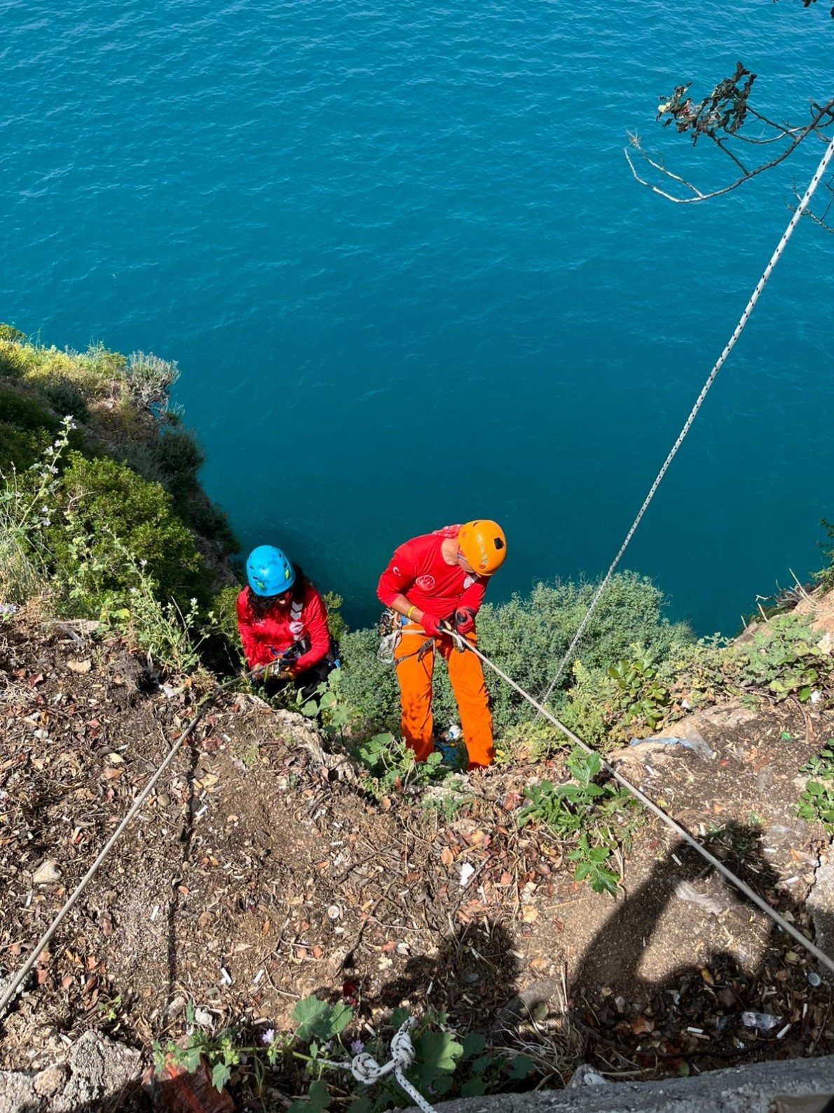 Antalya&rsquo;da 40 metrelik falezlerde temizlik operasyonu
