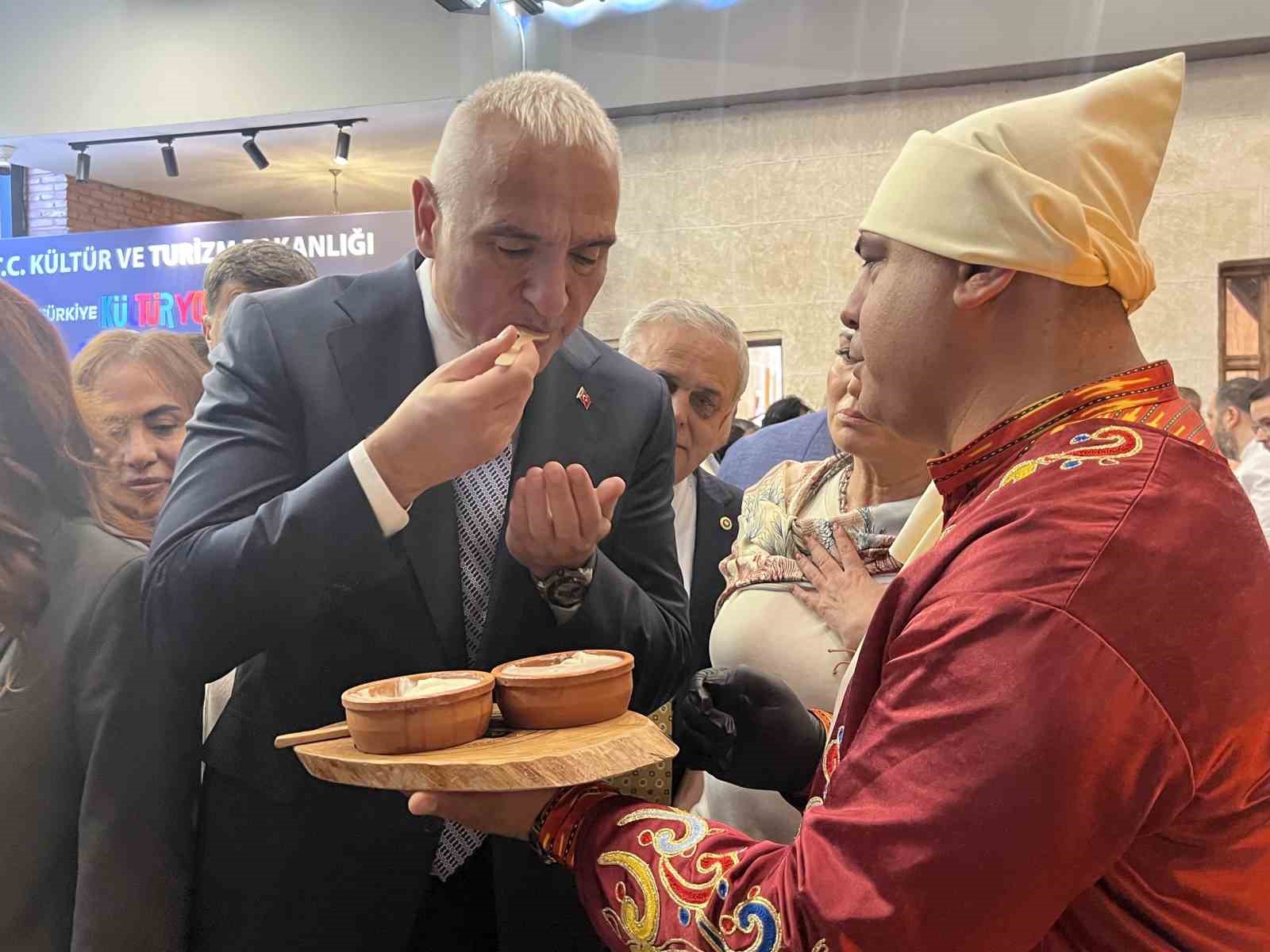 Bakan Ersoy: "Turistler artık gastronomi için rota belirliyor"
