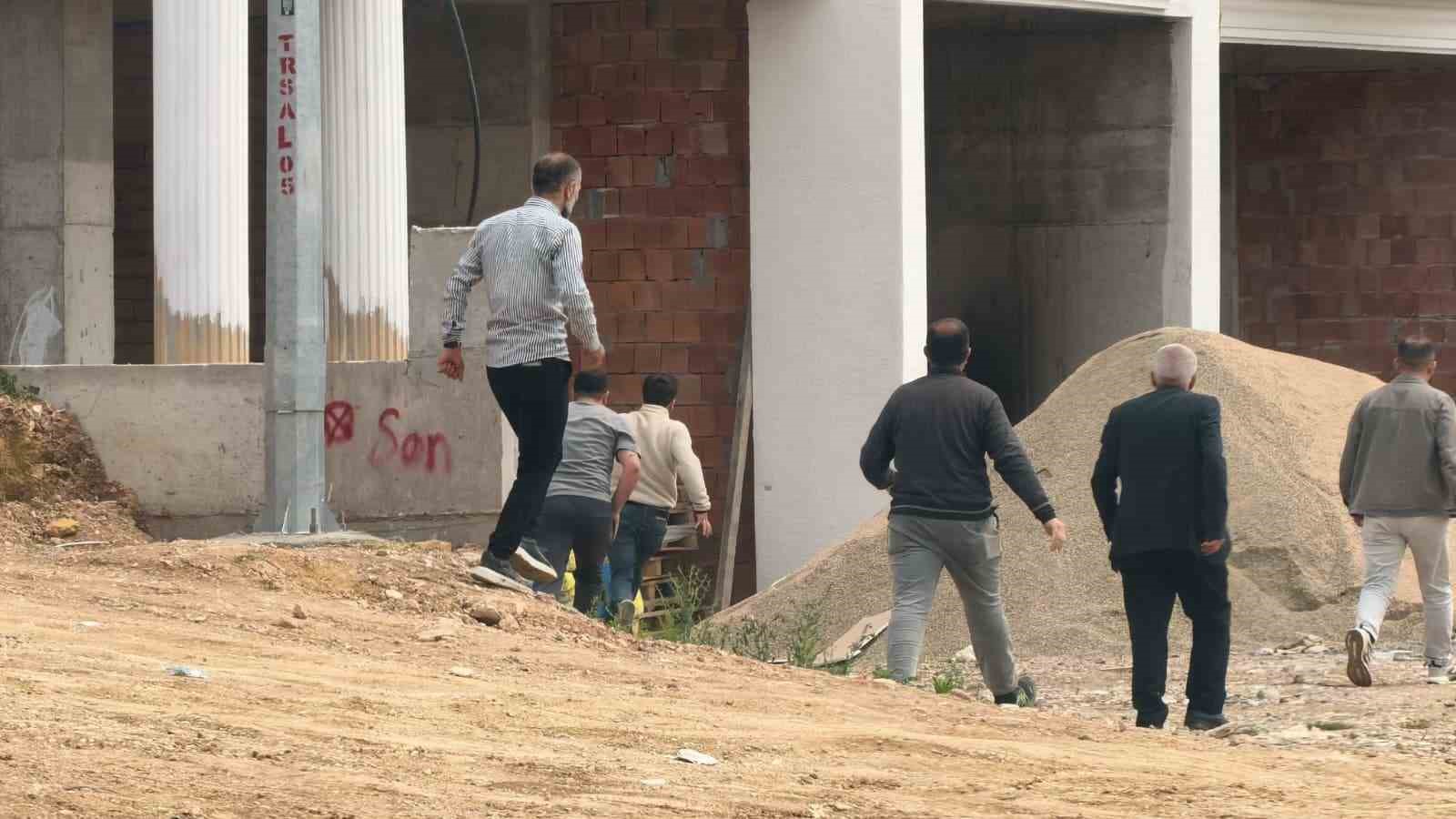 Bursa&rsquo;da şantiye savaş alanına d&ouml;nd&uuml;: Sopalar, yumruklar havada u&ccedil;uştu
