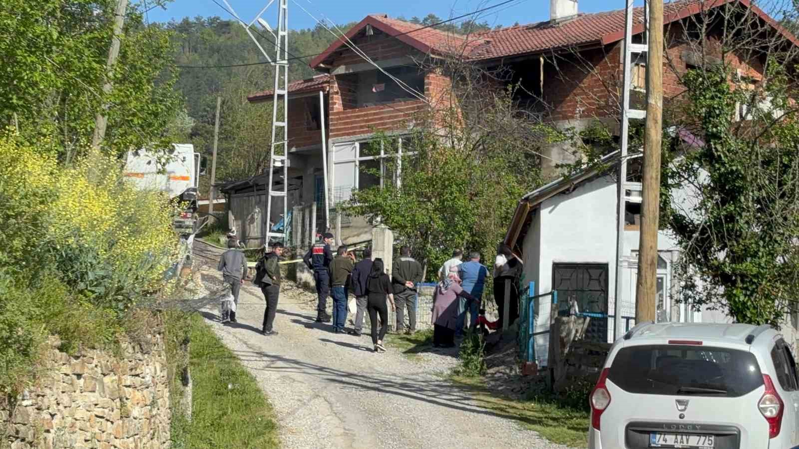 Yaşlı adam ve torunu yanmaktan son anda kurtuldu
