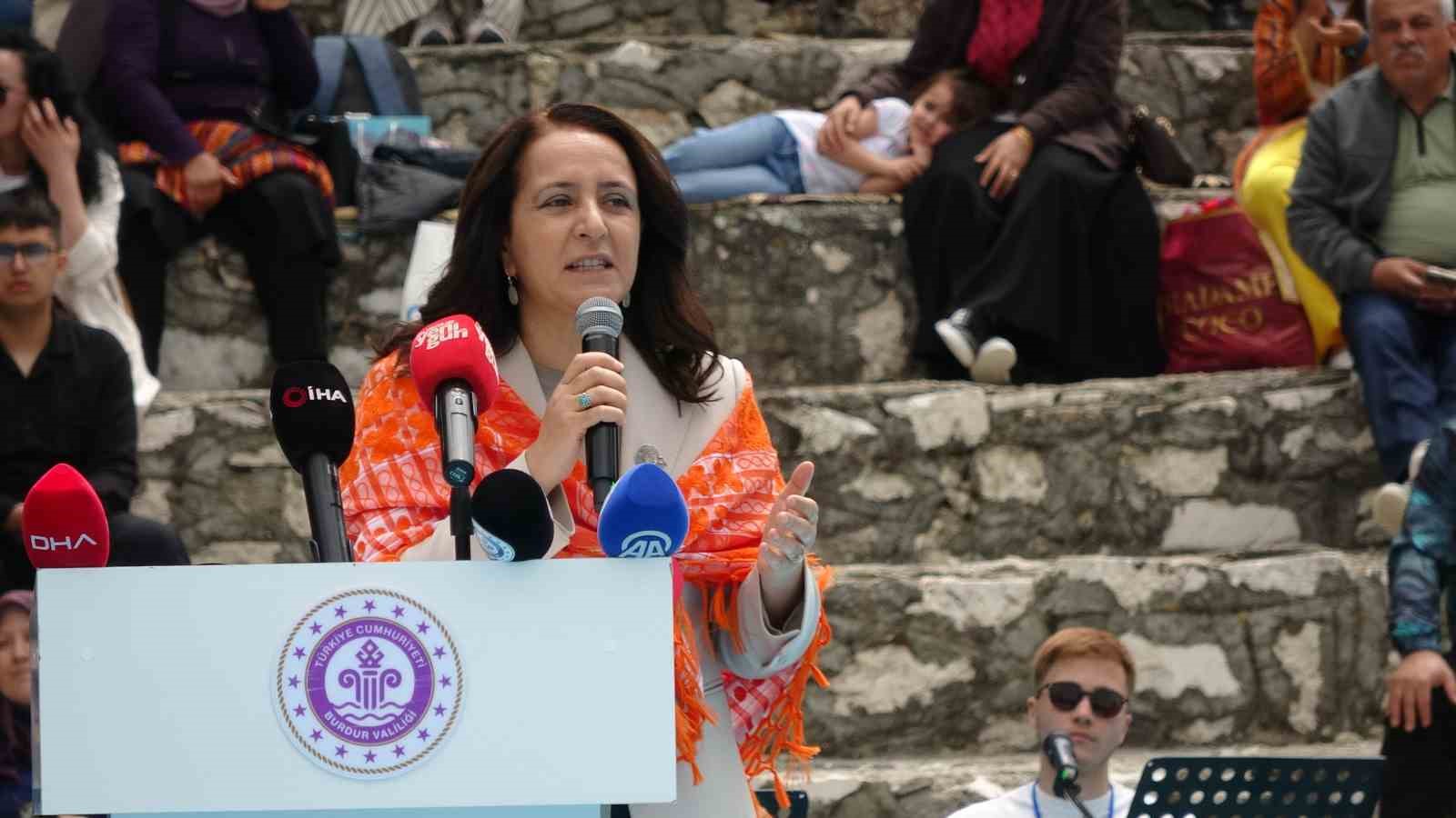 Burdur&rsquo;da temsili Y&ouml;r&uuml;k G&ouml;&ccedil;&uuml;, renkli g&ouml;r&uuml;nt&uuml;lere sahne oldu
