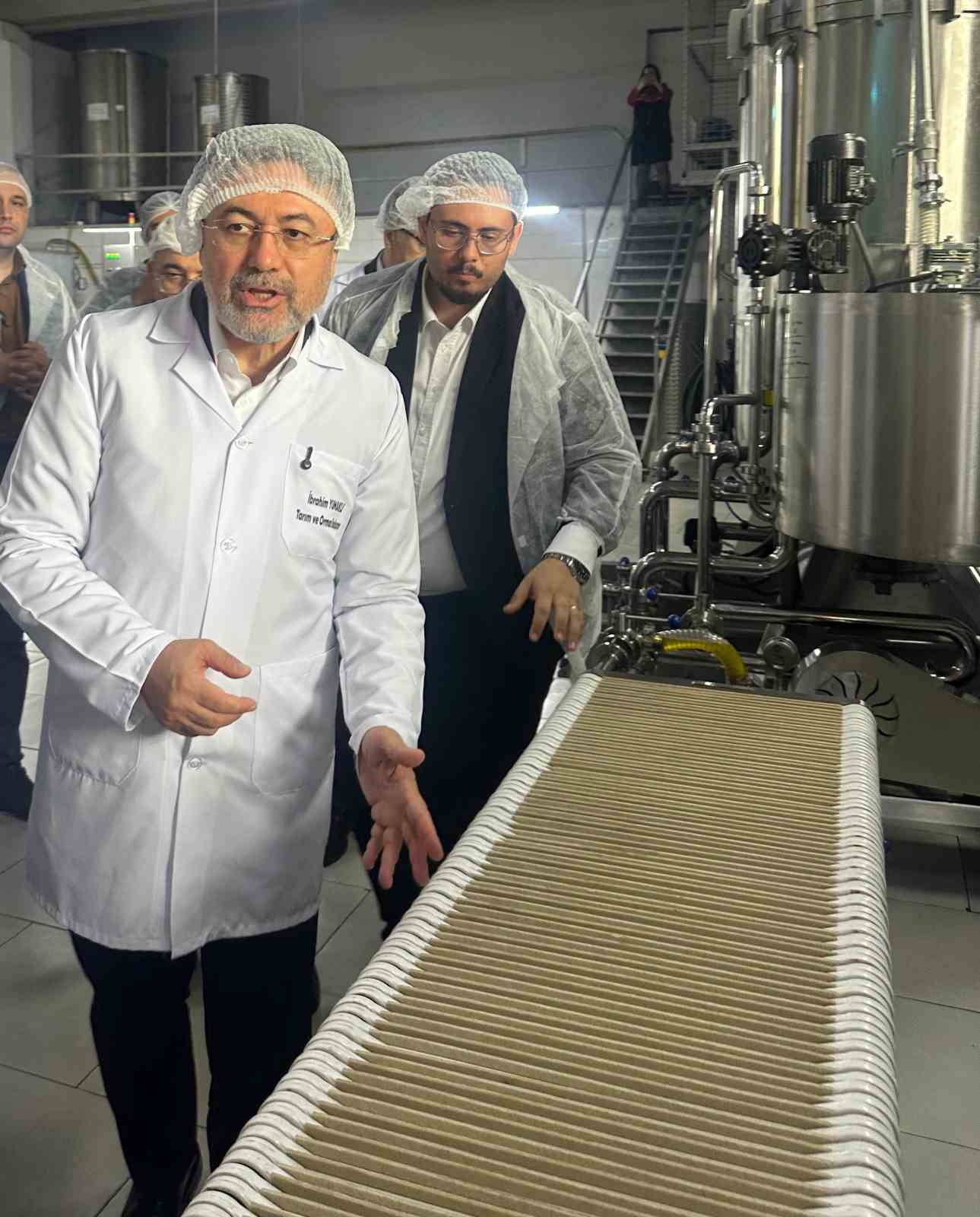 Bakan Yumaklı, zeytinyağı &uuml;retim tesislerinde incelemede bulundu
