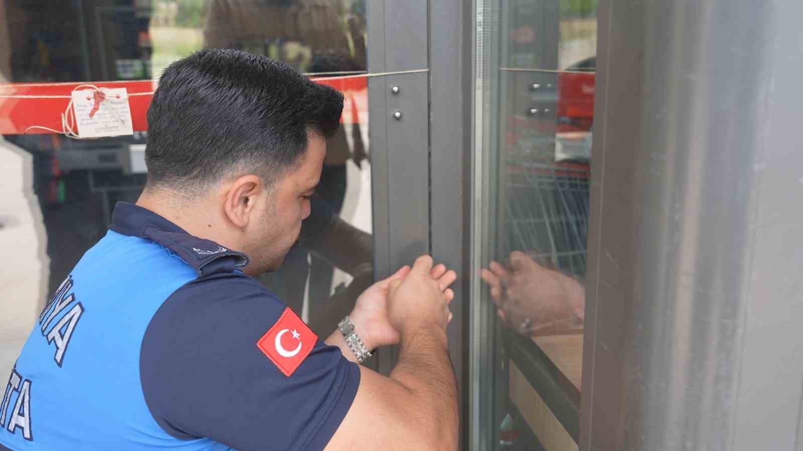 Alanya&rsquo;da t&uuml;ketim tarihi ge&ccedil;miş &uuml;r&uuml;n satan zincir market m&uuml;h&uuml;rlendi
