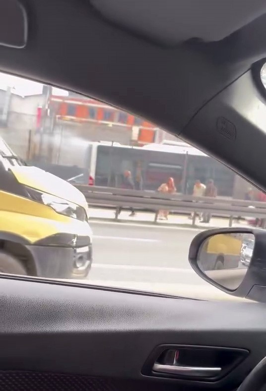 Avcılar&rsquo;dan Bah&ccedil;elievler istikametine giden metrob&uuml;ste hen&uuml;z belirlenemeyen bir nedenle yangın &ccedil;ıktı. Olay yerine sevk edilen itfaiye ekipleri yangını s&ouml;nd&uuml;rmek i&ccedil;in &ccedil;alışma başlatırken, seferlerde aksama meydana geldi.
