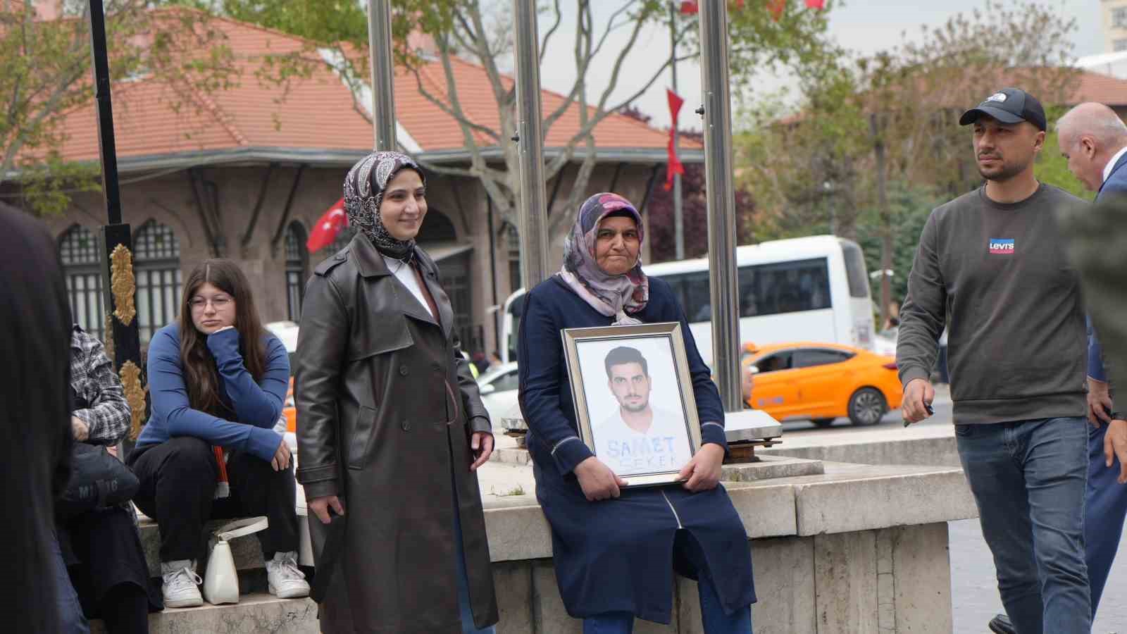 Anne ve babalar, hayatını kaybeden &ccedil;ocukları i&ccedil;in Ulus Meydanı&rsquo;nda bir araya geldi
