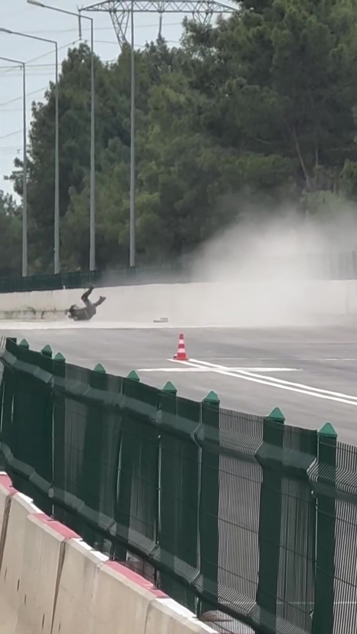 Motodrag yarışlarında bariyerlere &ccedil;arpan motosikletin s&uuml;r&uuml;c&uuml;s&uuml; yaralandı
