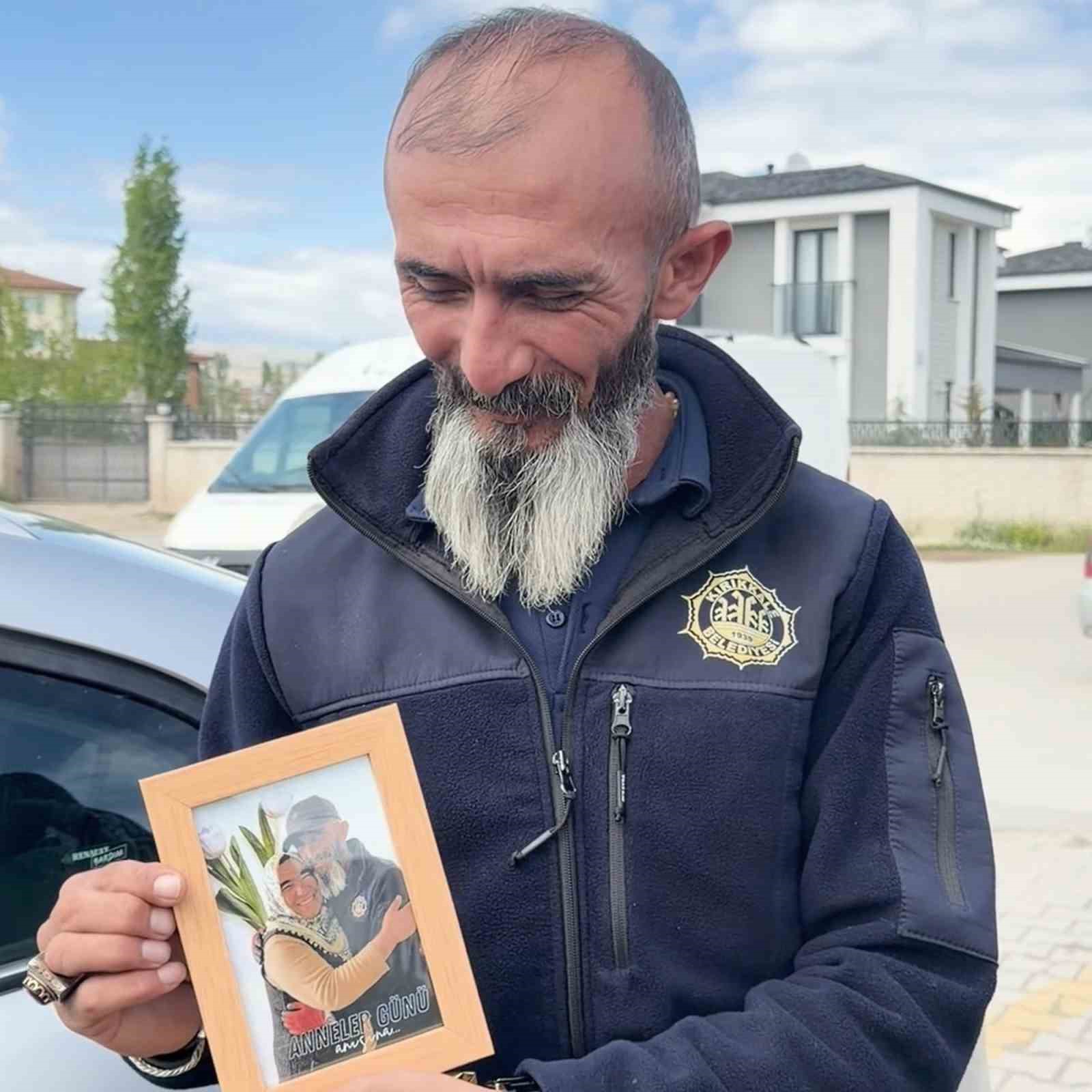 Annesi vefat eden personele duygulandıran hediye
