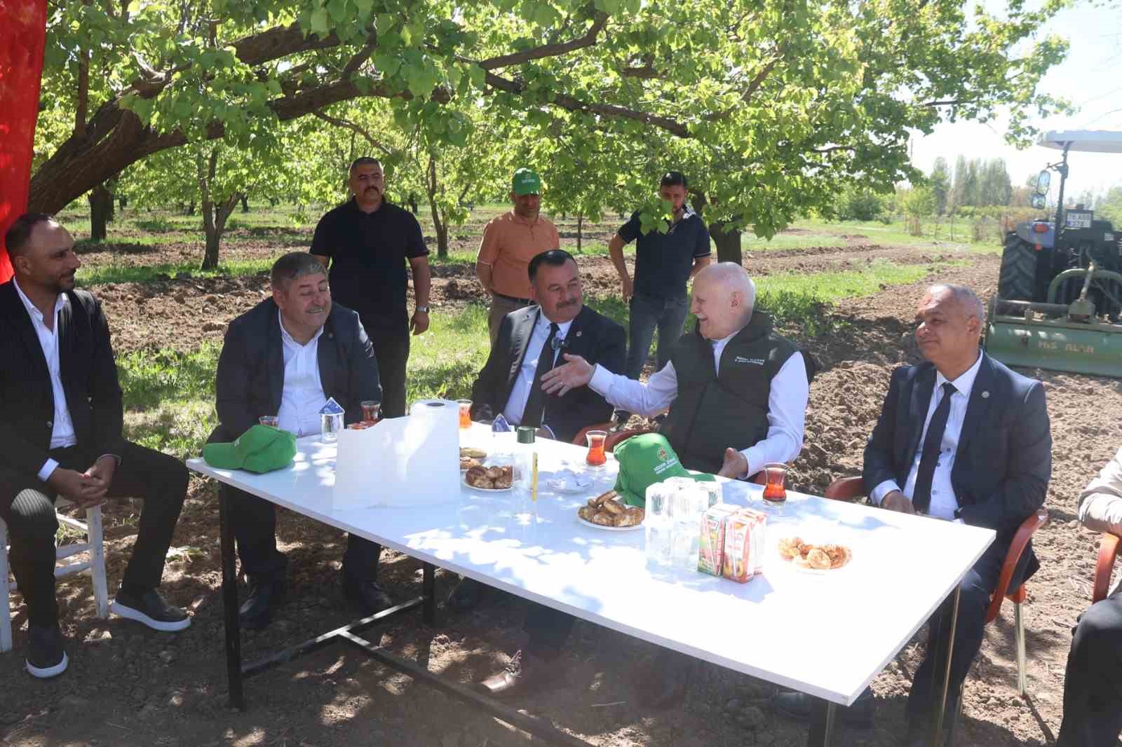 TZOB Genel Başkanı Bayraktar: "Iğdır&rsquo;daki kayısı bah&ccedil;elerimiz dondan zarar g&ouml;rd&uuml;"
