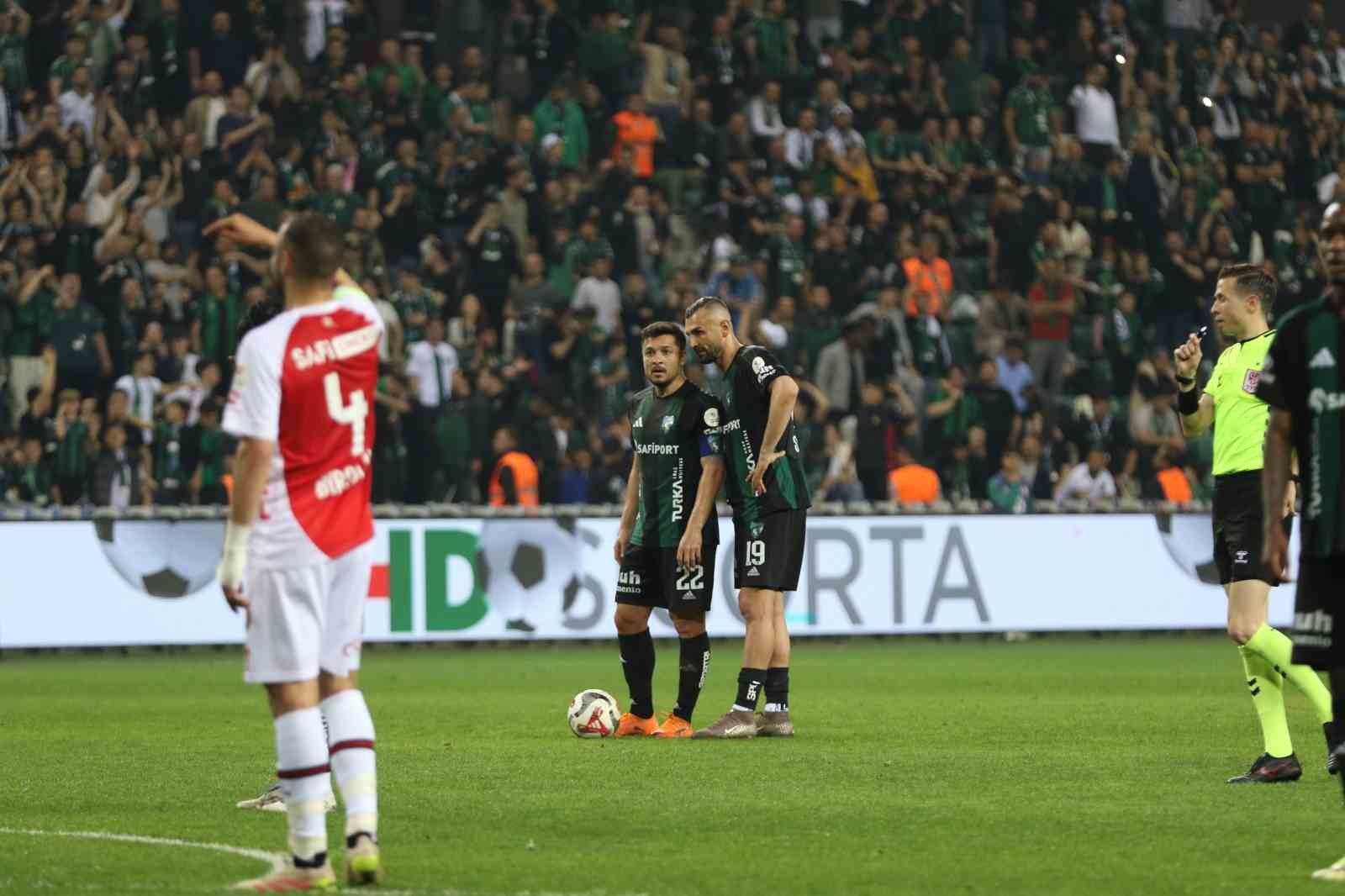 Trendyol S&uuml;per Lig: Kocaelispor: 0 - Fatih Karag&uuml;mr&uuml;k: 0 (İlk yarı)
