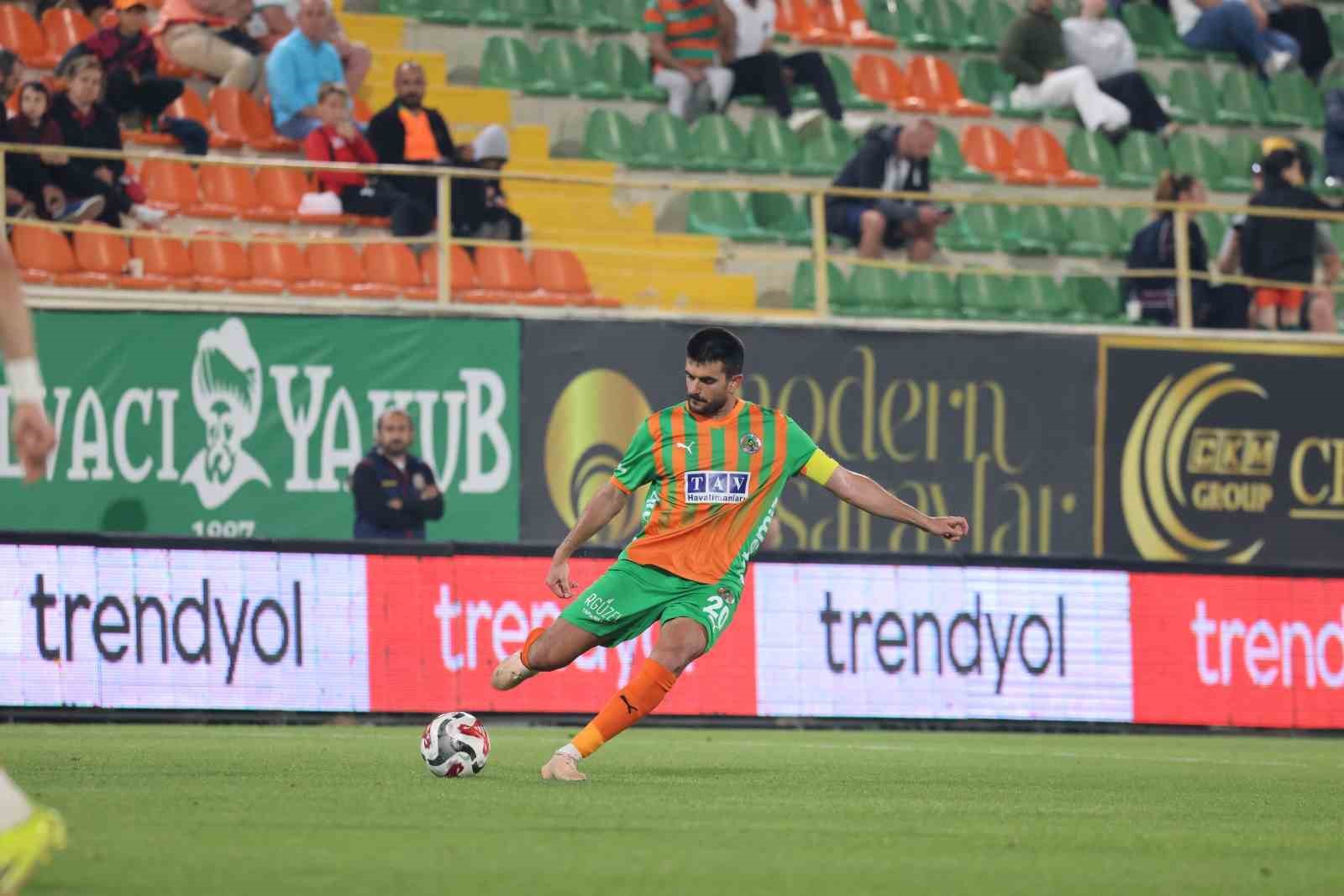 Trendyol Süper Lig: Corendon Alanyaspor: 2 - Kayserispor: 1 (İlk yarı)