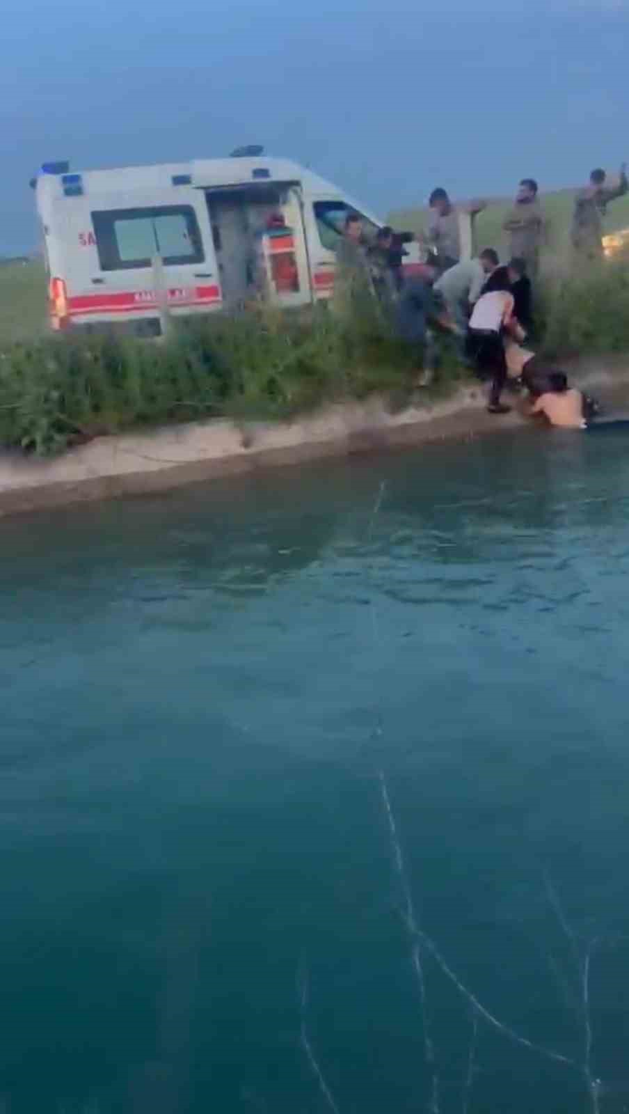 Şanlıurfa&rsquo;da otomobil sulama kanalına devrildi: 2 kadını vatandaşlar kurtardı
