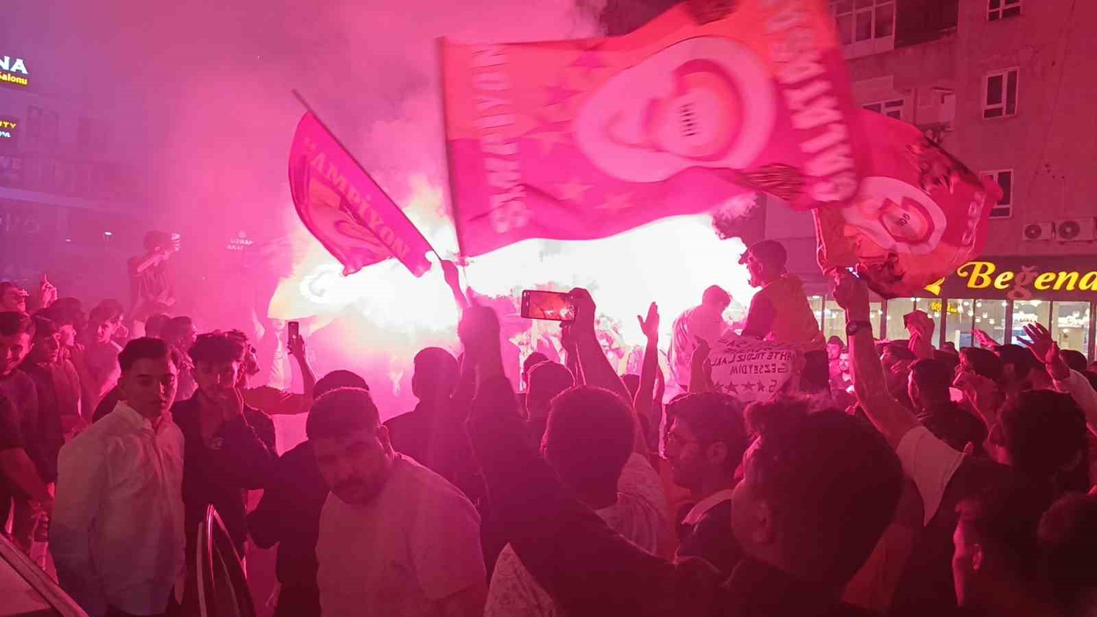 Şanlıurfa&rsquo;da Galatasaraylı taraftarlar Fenerbah&ccedil;e&rsquo;nin maket tabutuyla şampiyonluk kutladı
