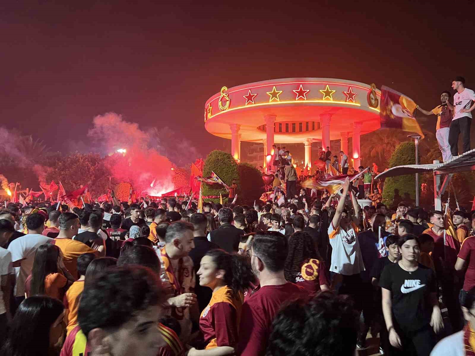 Mersin&rsquo;de Galatasaray&rsquo;ın şampiyonluğu b&uuml;y&uuml;k coşkuyla kutlandı

