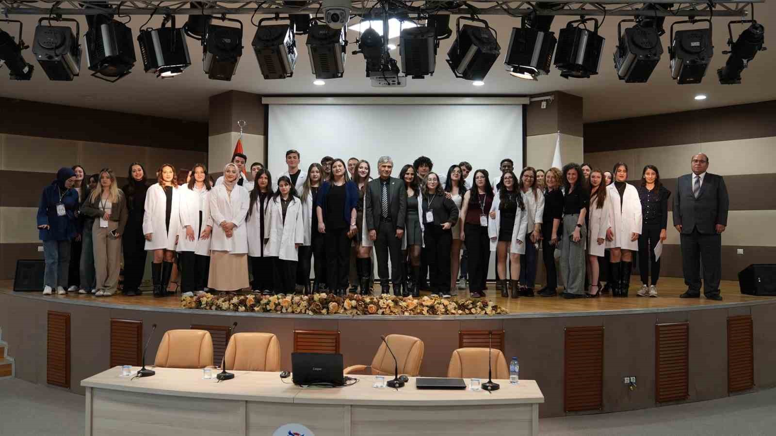 KBÜ’de kimya öğrencileri için önlük giyme töreni düzenlendi