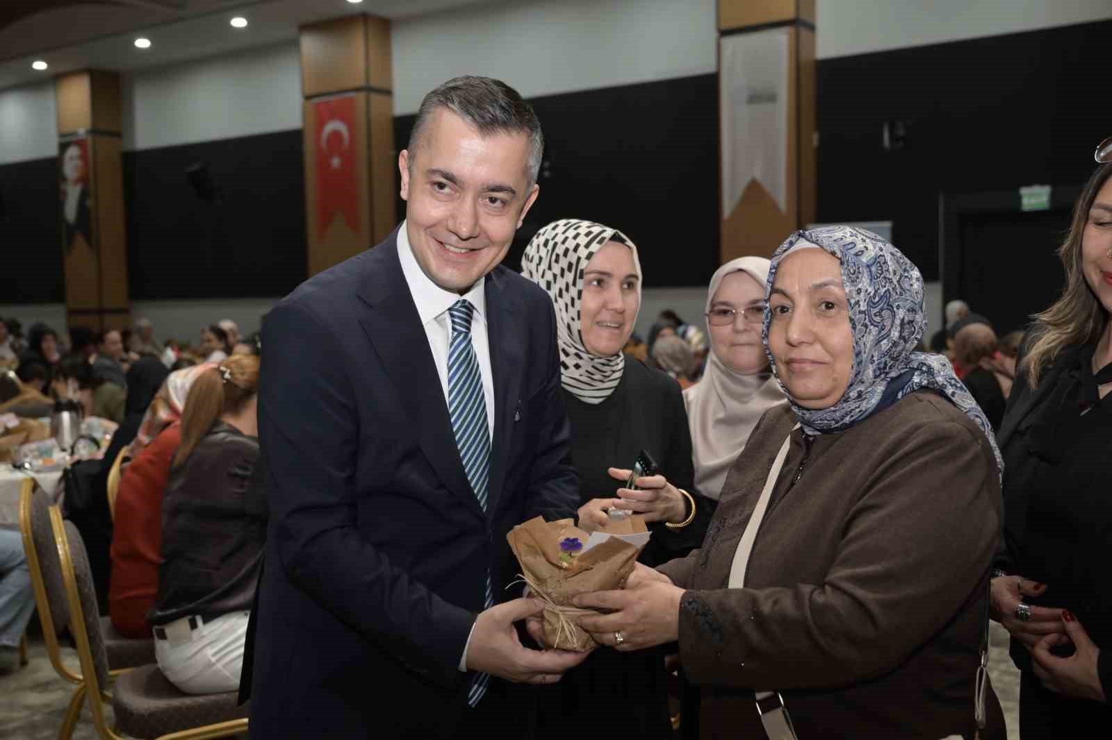 Esenyurt’ta Anneler Günü Programı’nda Kadın Doğum ve Çocuk Hastanesi müjdesi