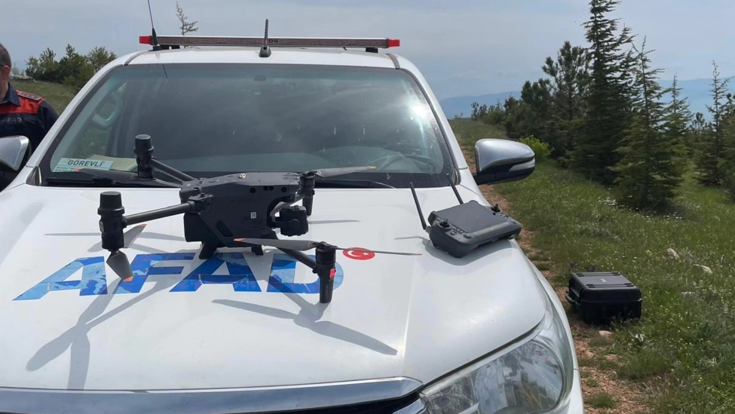 Kaybolan koyun s&uuml;r&uuml;s&uuml; tarlanın ortasında dronla bulundu
