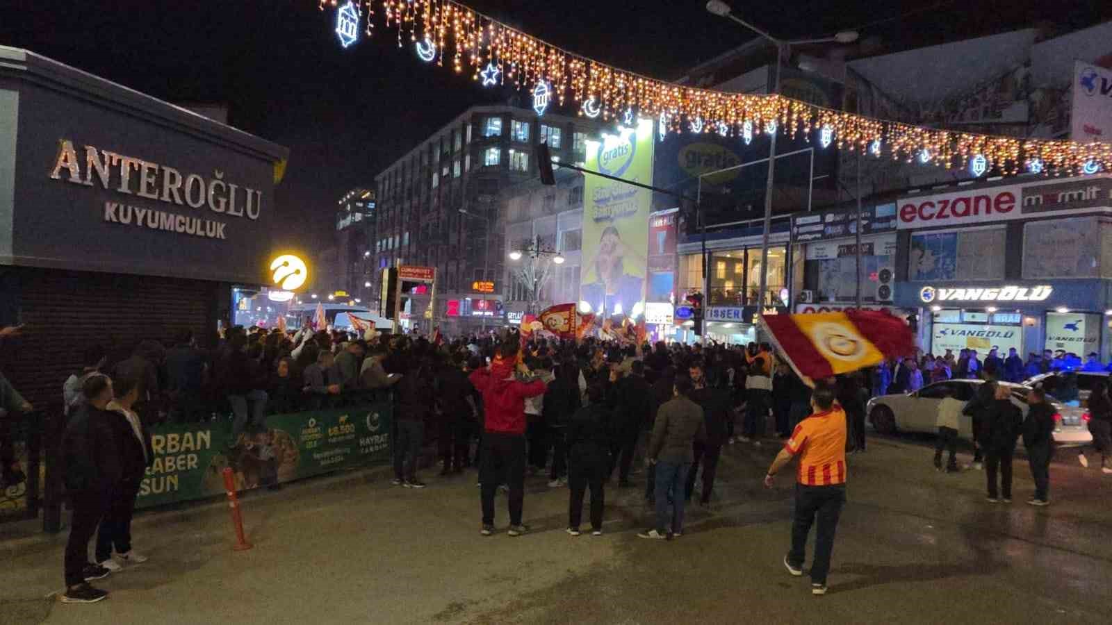 Van&rsquo;da Galatasaray&rsquo;ın şampiyonluğu coşkuyla kutlandı
