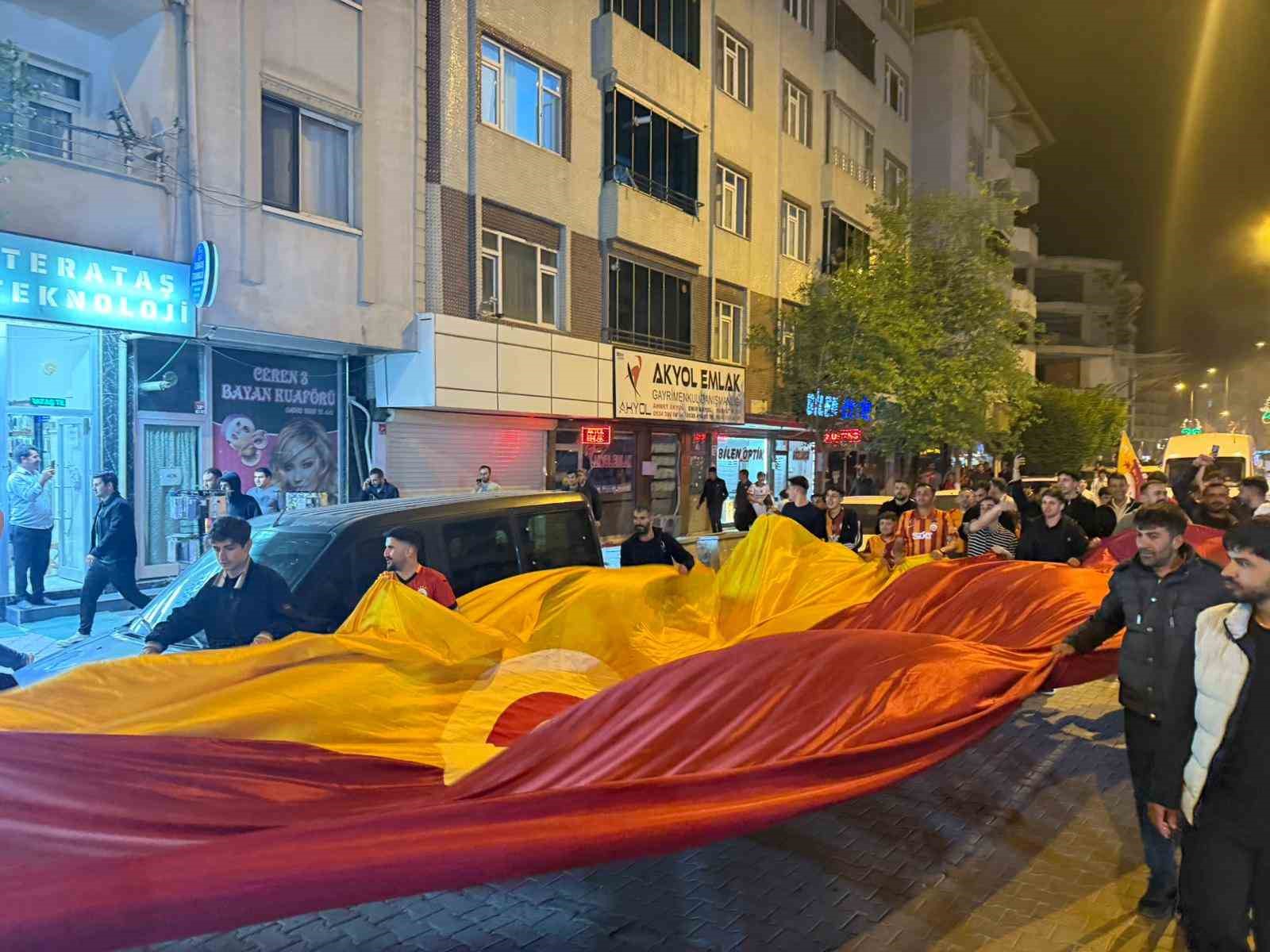 Galatasaray&rsquo;ın şampiyonluğu Iğdır&rsquo;da taraftarları sokağa d&ouml;kt&uuml;
